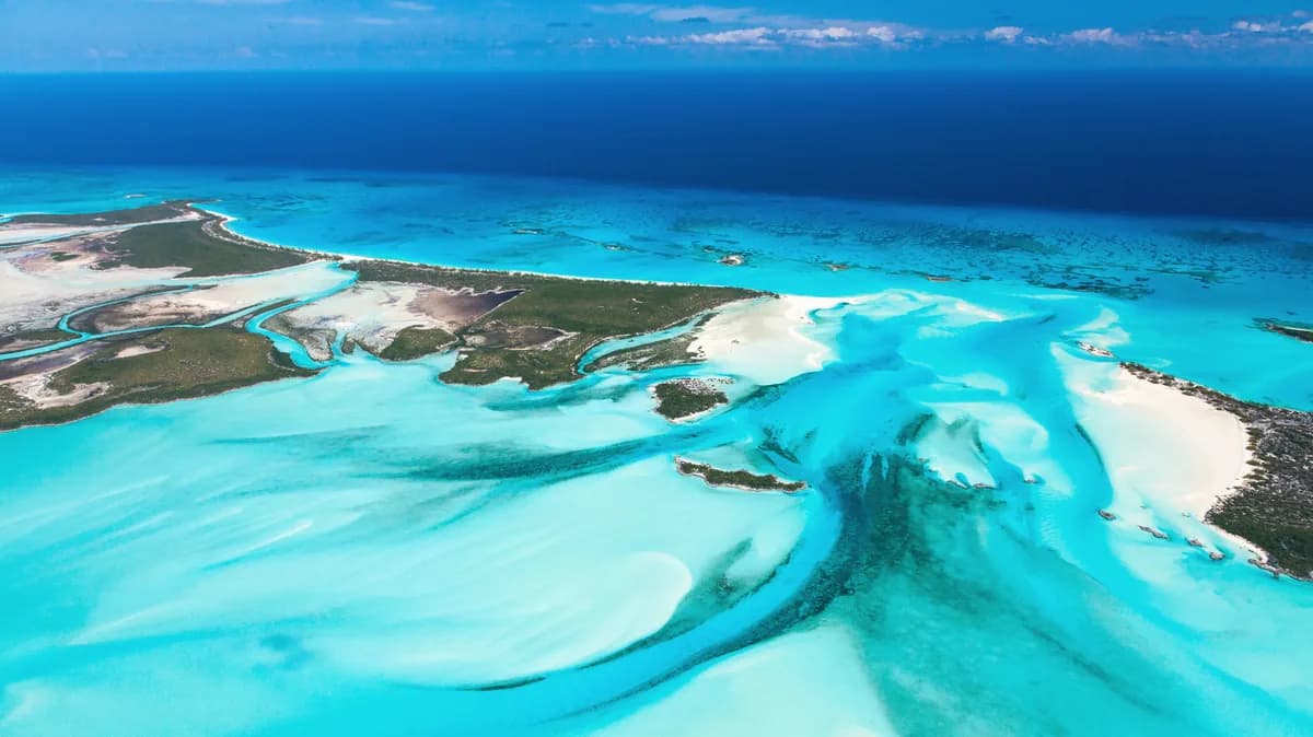 Türkisblaues Wasser über den Bahamas aus dem Cockpit
