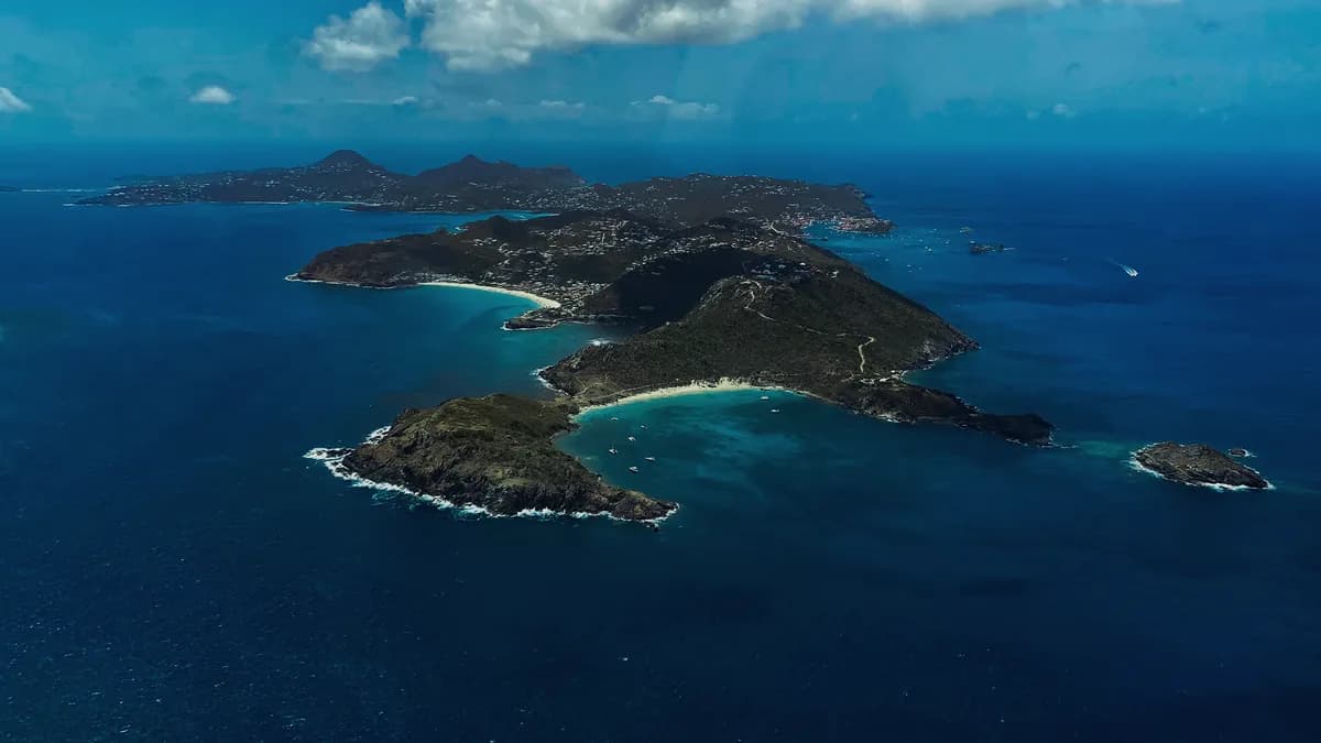 St. Barth aus der Luft mit türkisblauem Karibikwasser