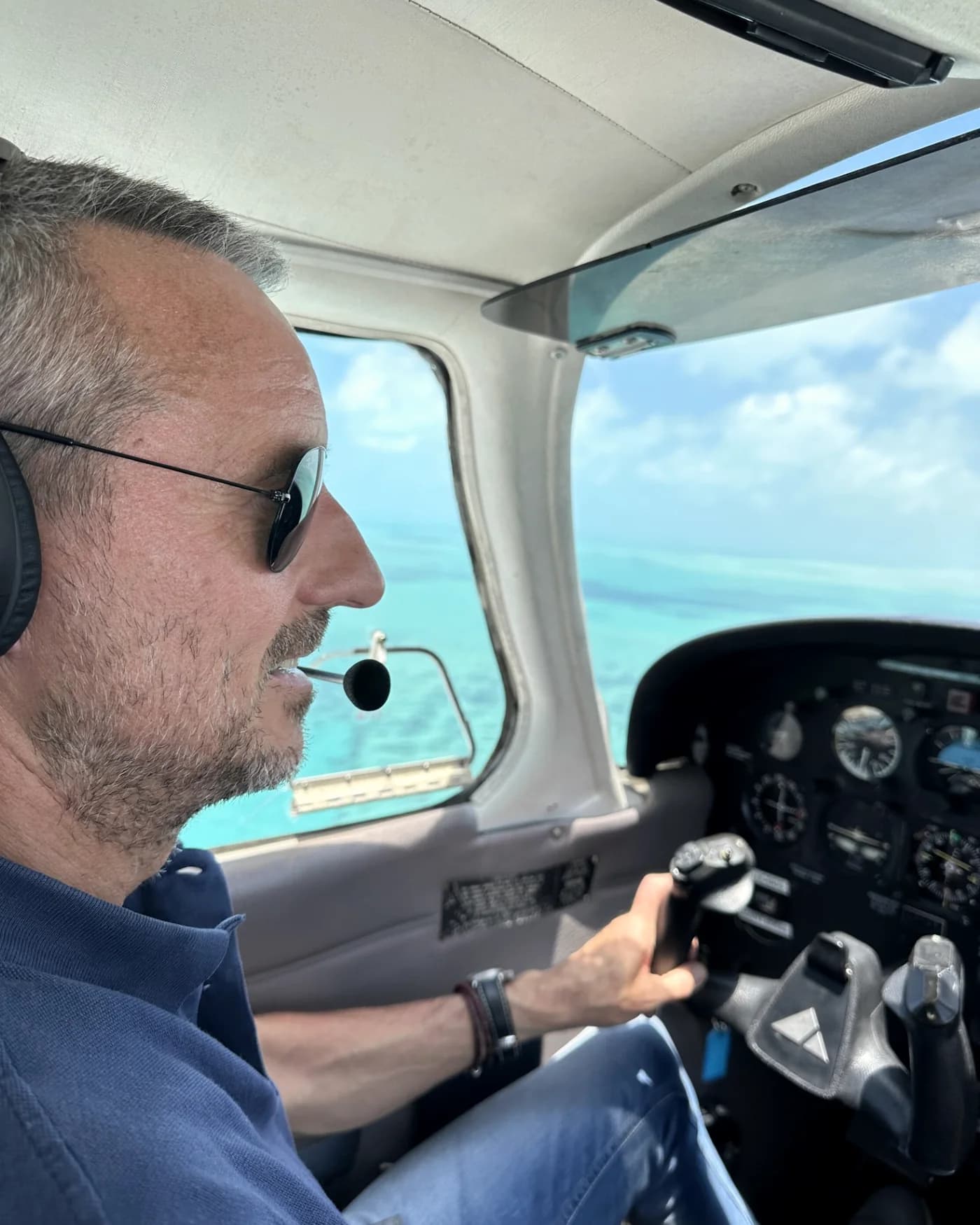 Lars Holling im Cockpit über den Bahamas