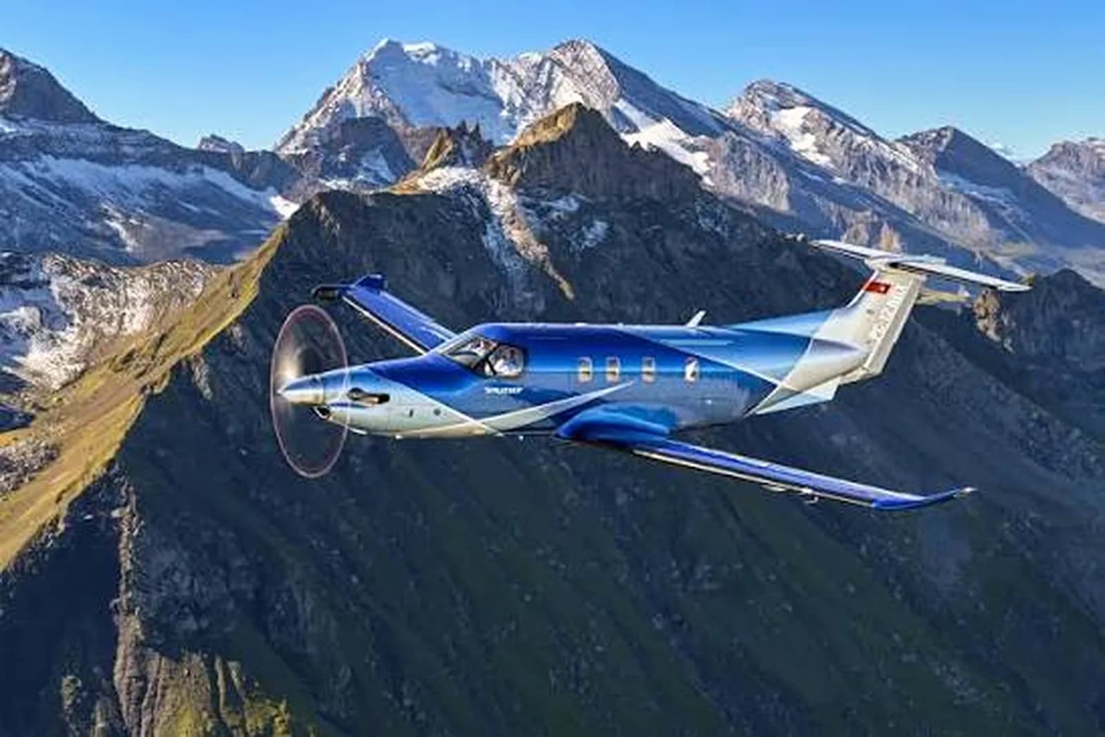 Pilatus PC 12 über den Alpen – Pilatus AC