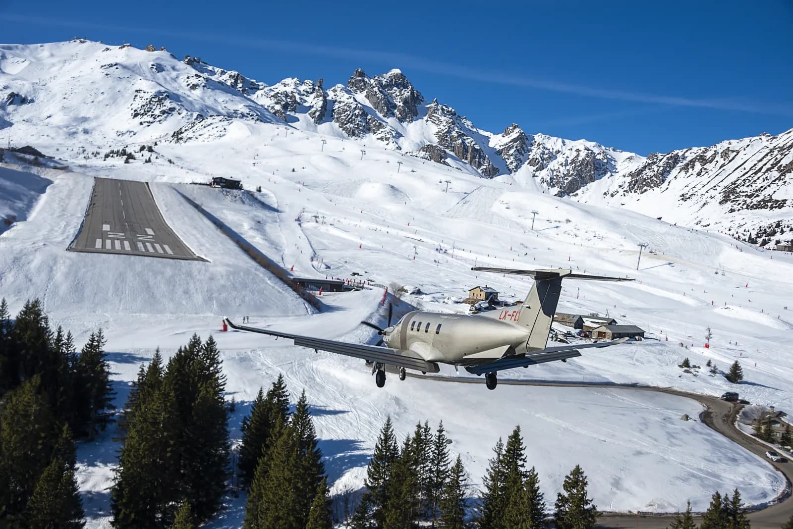 Pilatus PC 12 im Anflug auf den Altiport Courchevel – Pilatus AC