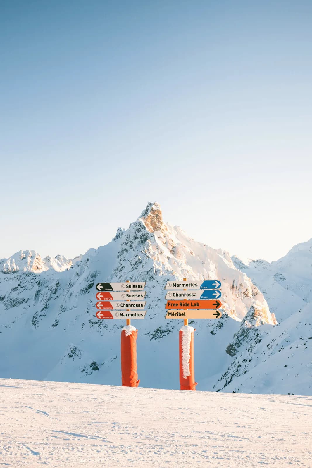Courchevel-Courchevel Tourisme Schnee mit Schildern