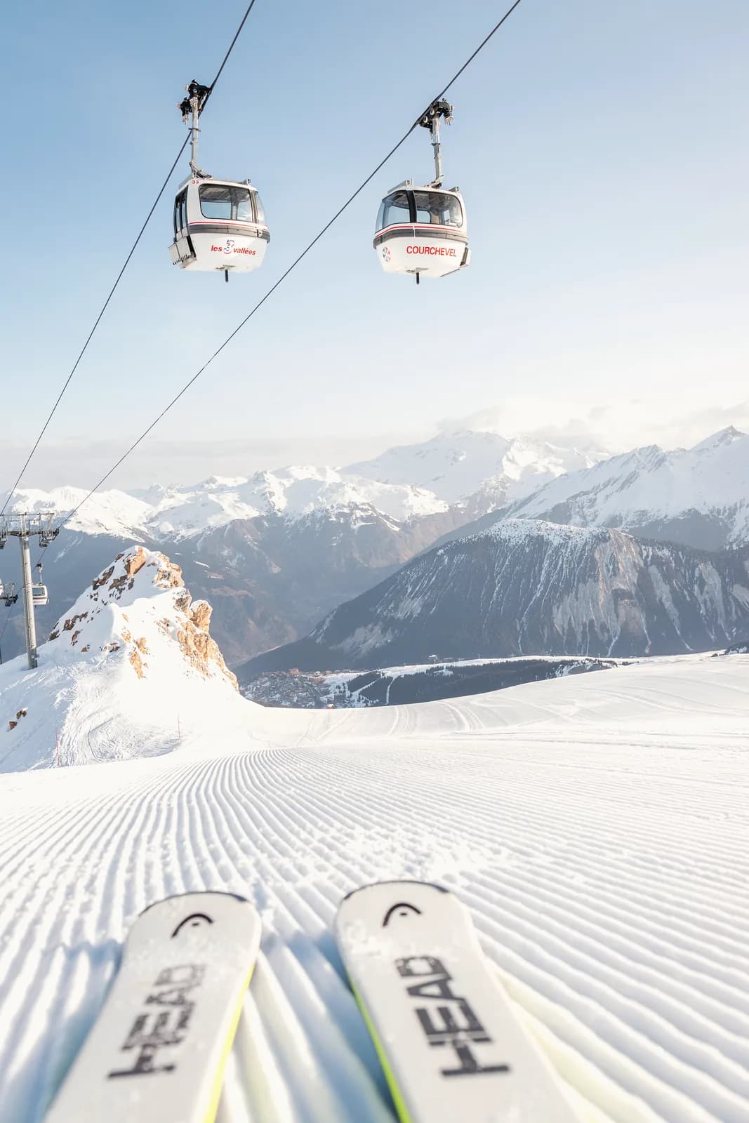 Courchevel-Courchevel Tourisme Skilift mit Skiern