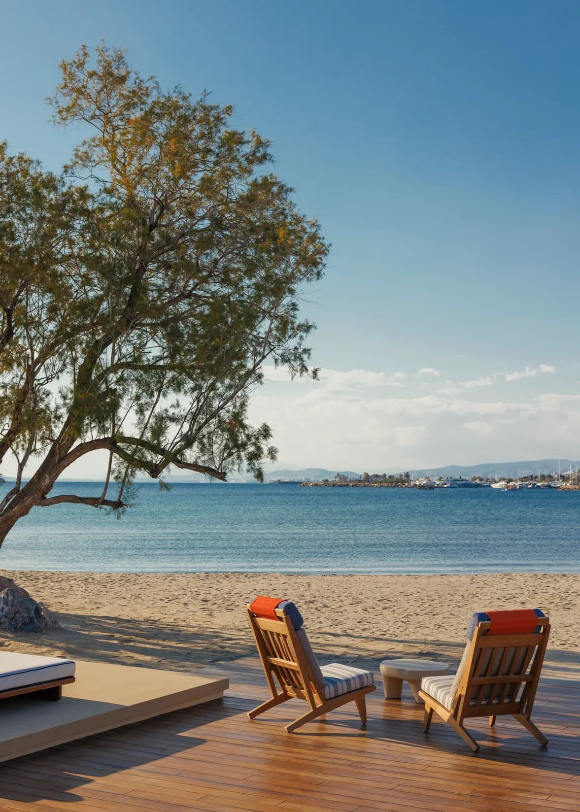 Cabanas am Privatstrand des One&Only Aesthesis an der Athener Riviera