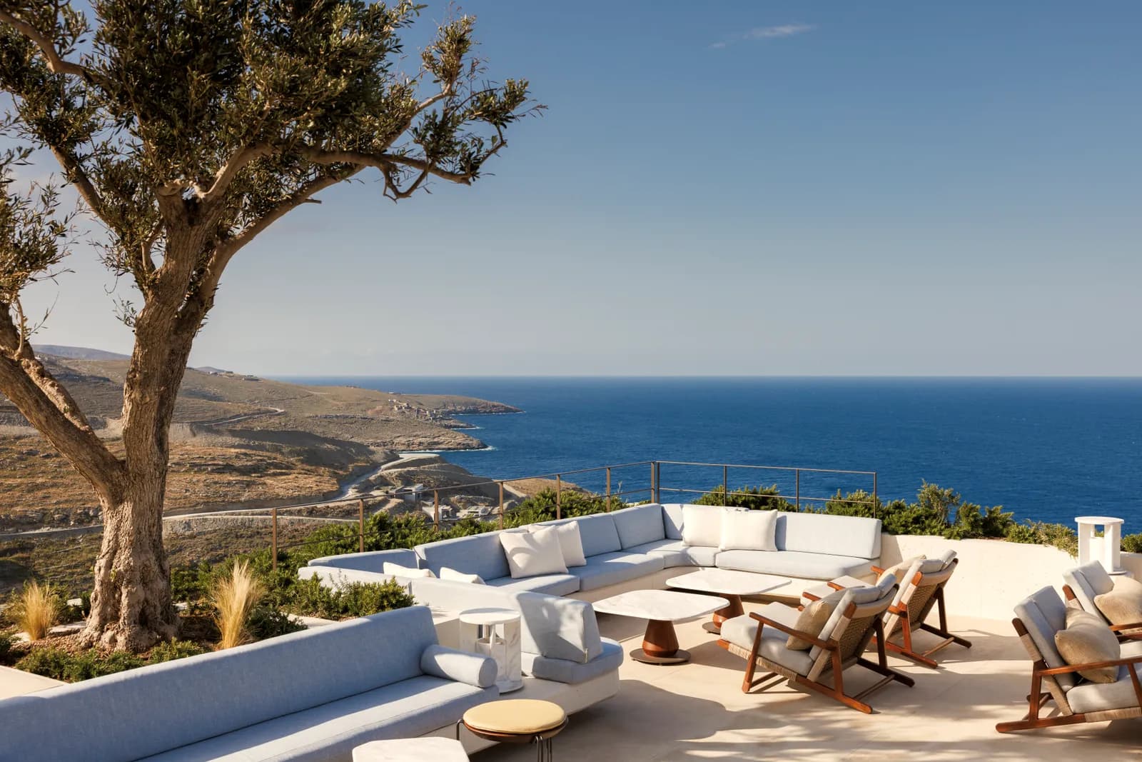 One&Only Kéa Island – Terrasse der Kosmos Bar am Tag