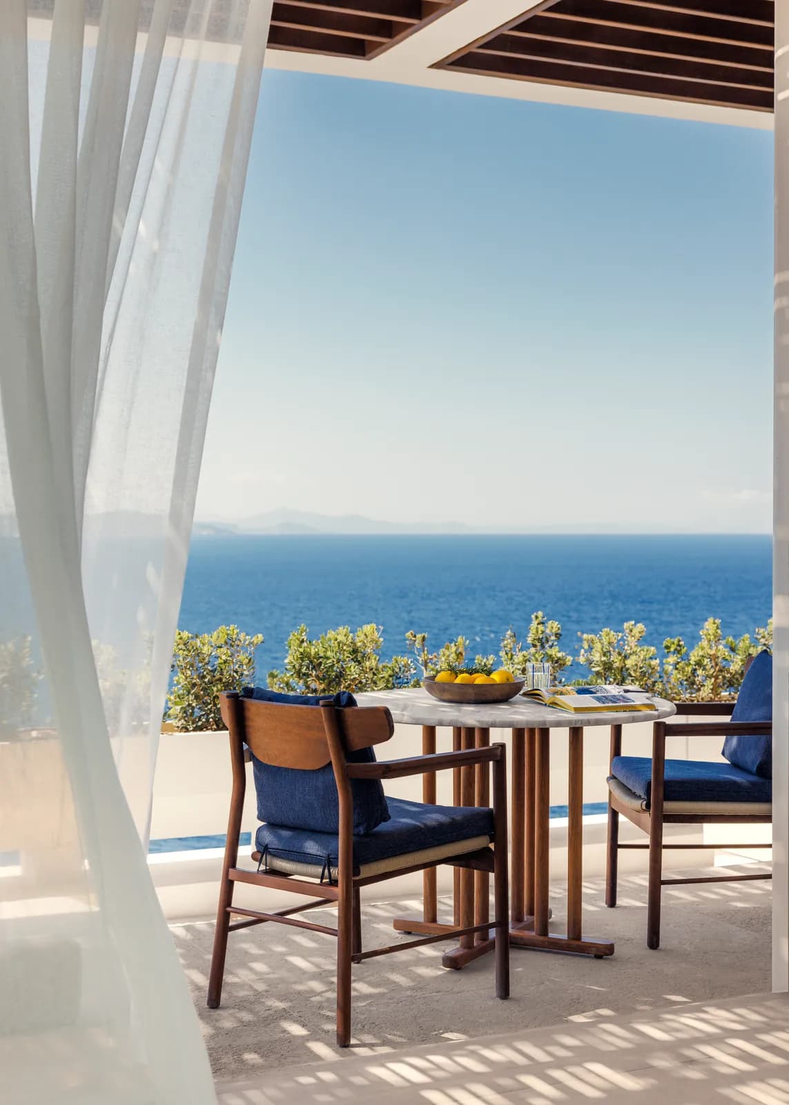 One&Only Kéa Island – gedeckter Tisch auf der Terrasse