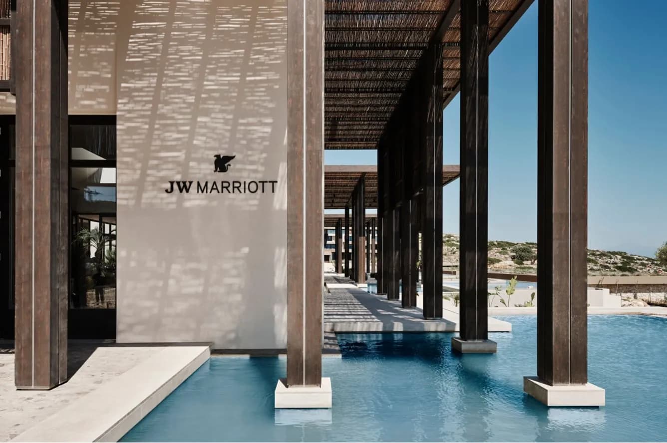 Panoramapool des JW Marriott über dem Meer