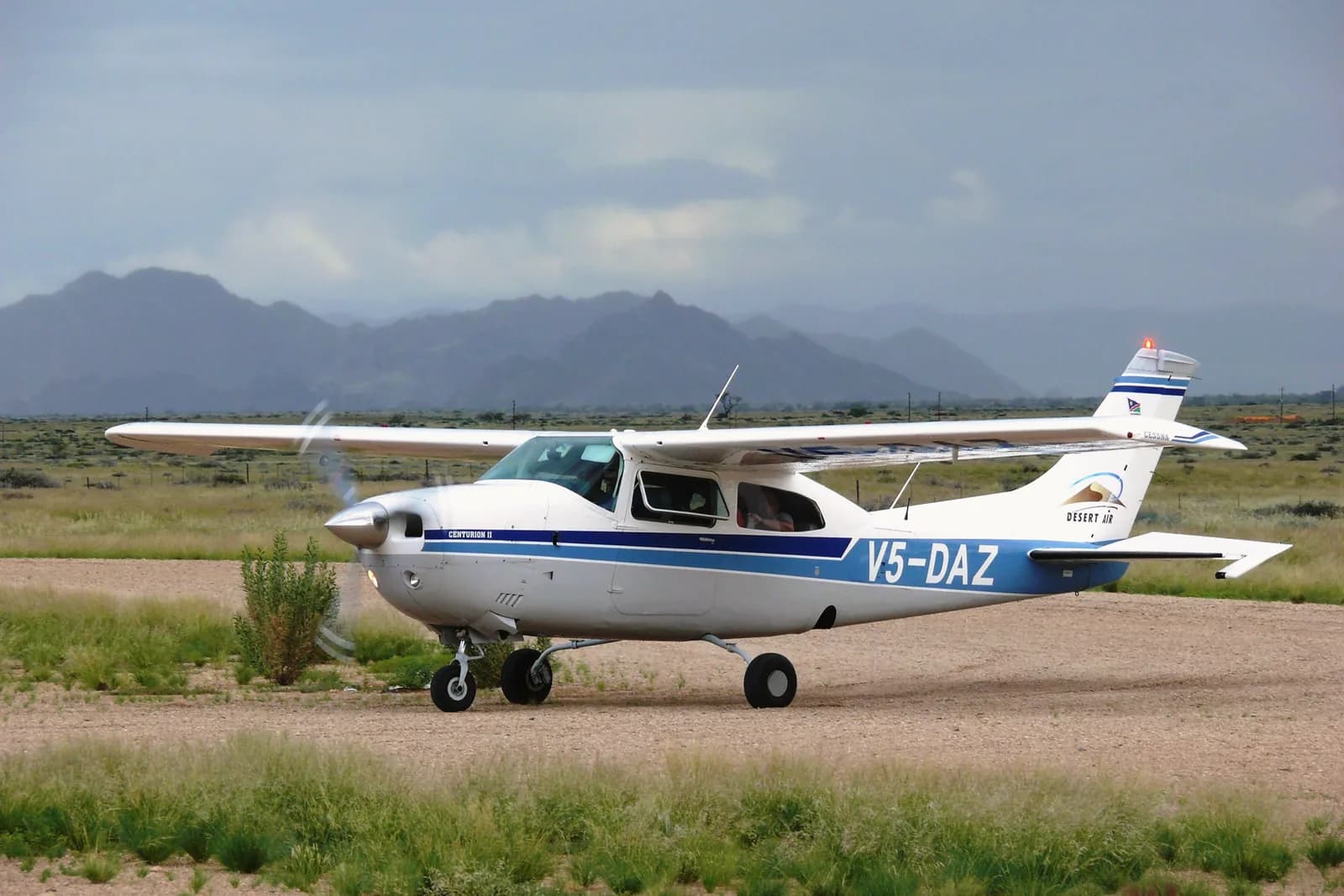Cessna C210 am Boden – Namibia