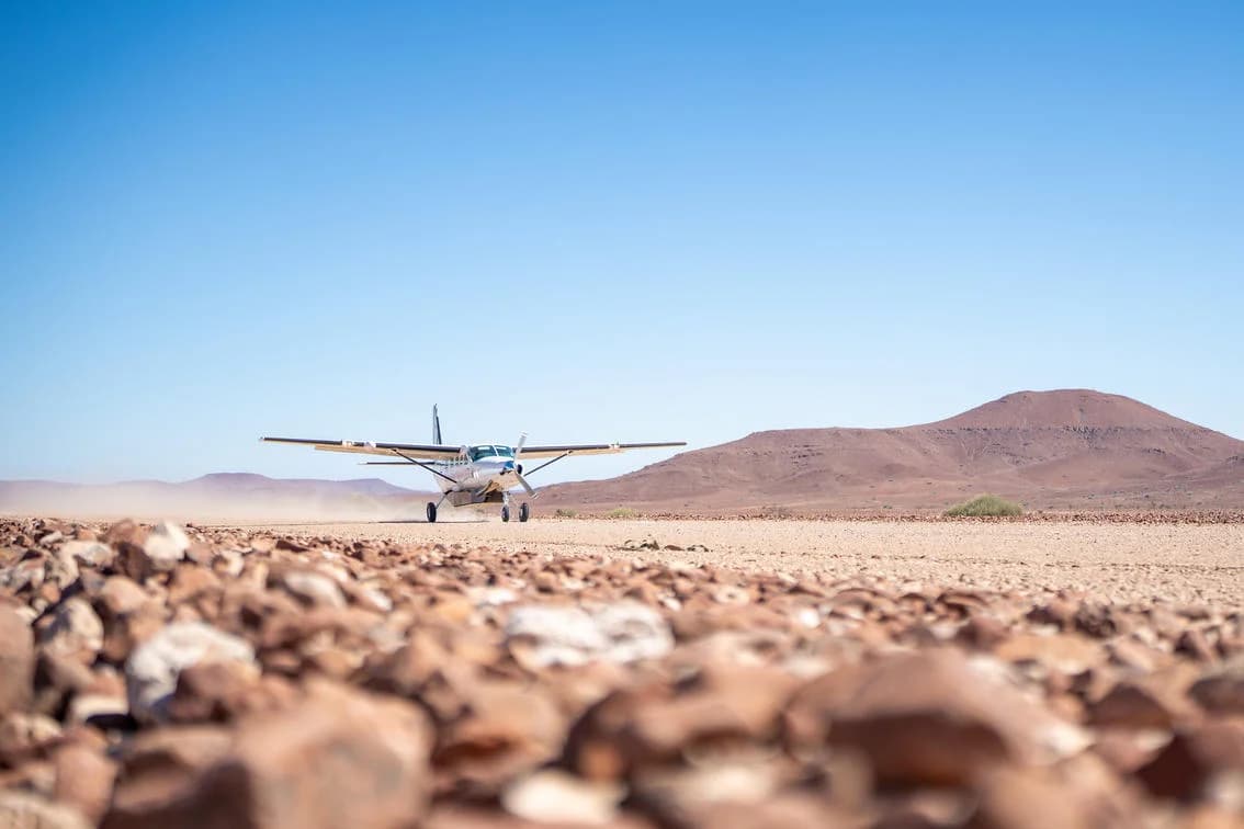 Cessna 208 im Anflug auf einen Airstrip im Damaraland