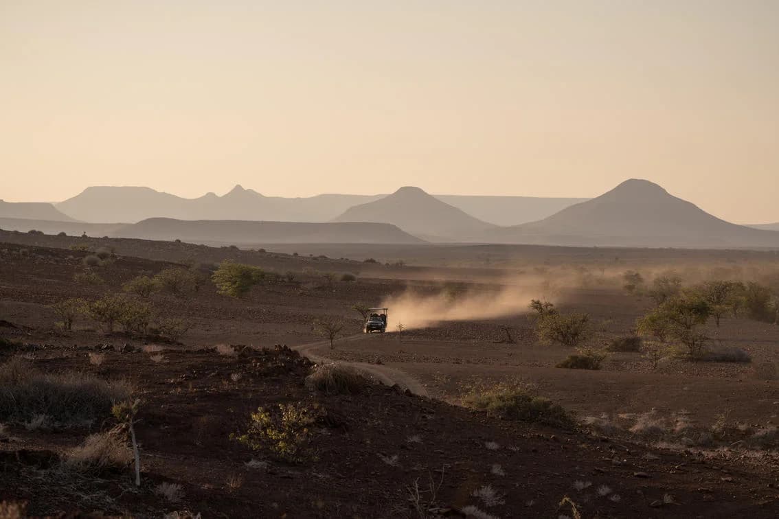 Desert Rhino Camp – Pirschfahrt in der Abendsonne