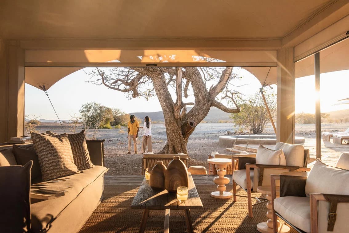 Desert Rhino Camp – offener Loungebereich unter Segeltuch