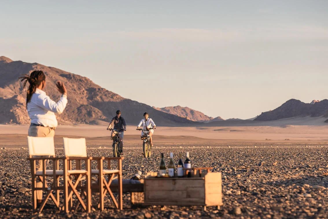Little Kulala – Sundowner und Mountainbikes in der Ebene