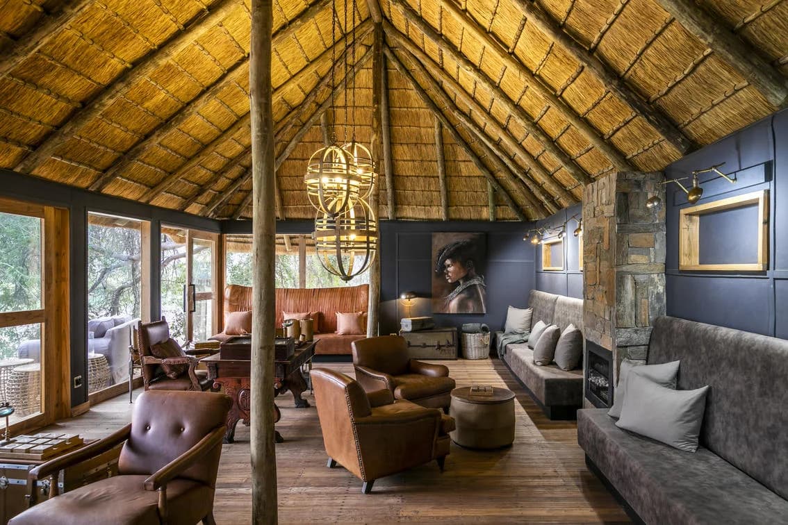 Serra Cafema – Lounge unter dem Reetdach