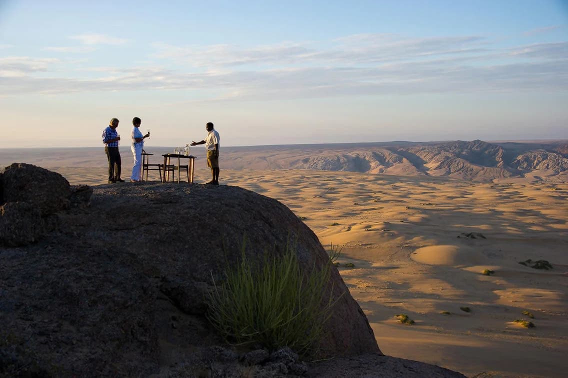 Serra Cafema – Sundowner auf einem Felsvorsprung über dem Tal
