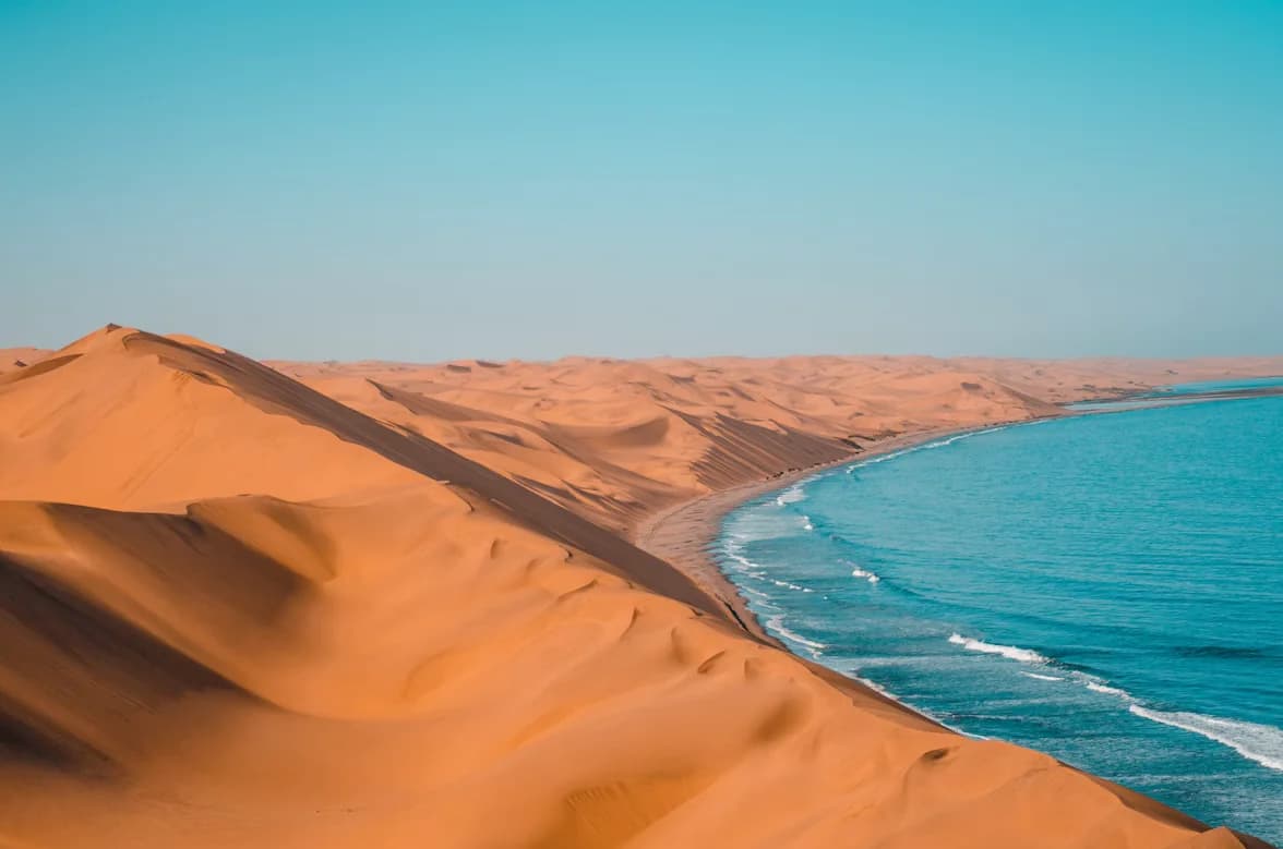 Dünen der Namib treffen an der Skelettküste auf den Atlantik
