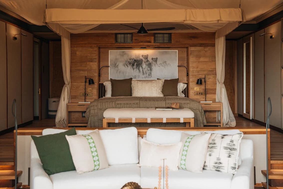 Chitabe Lodge – Schlafbereich mit Fenster zur Ebene