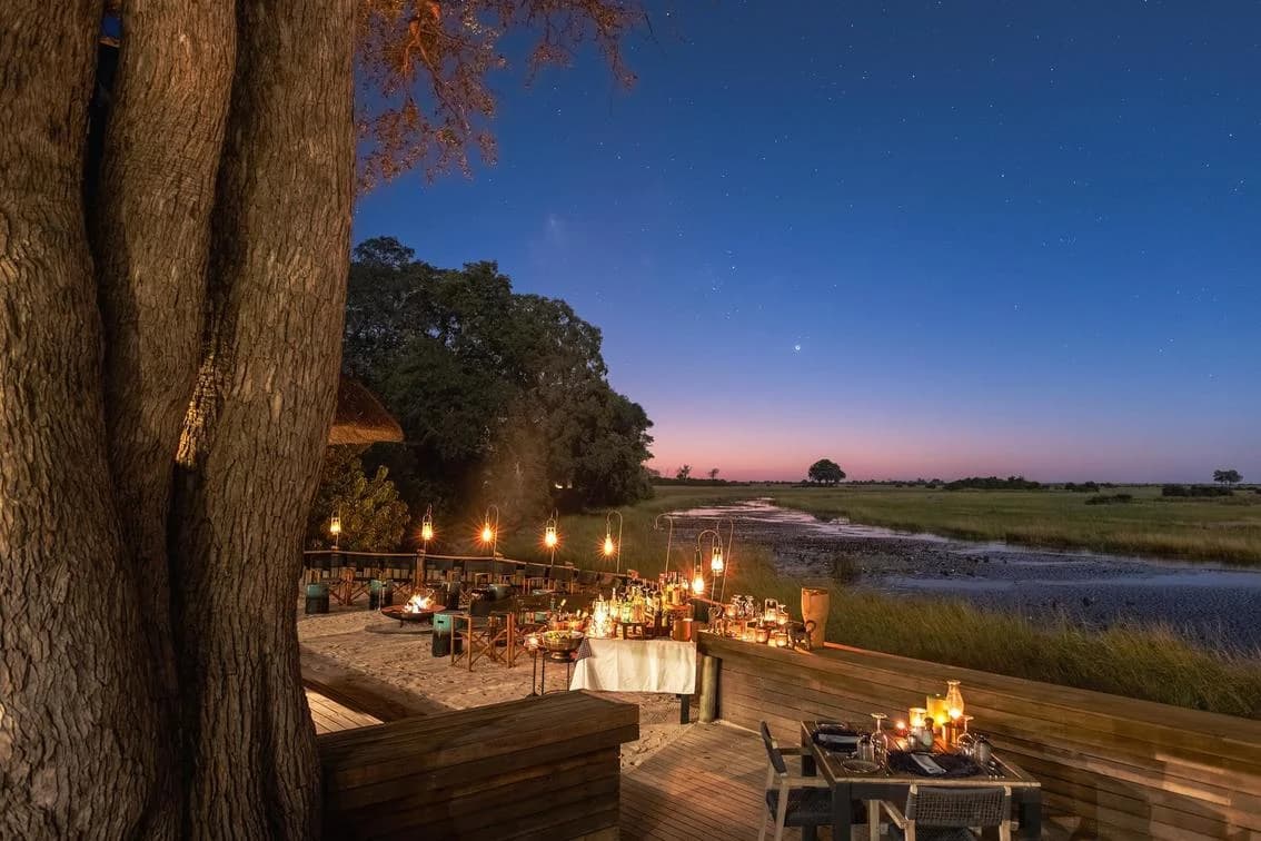 King's Pool – Terrasse mit Lichtern in der Abenddämmerung