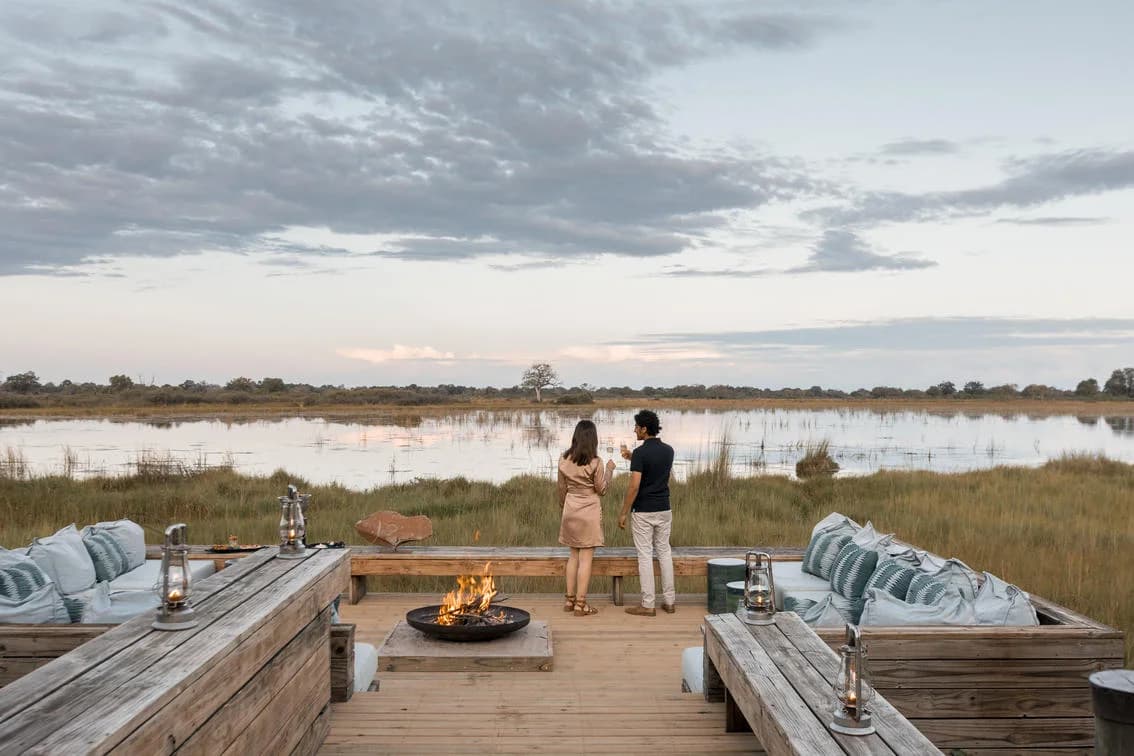 Vumbura Plains – Deck mit Feuerschale über dem Wasser
