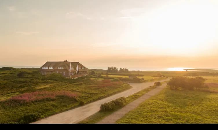 Severin's Resort & Spa in den Dünen im Abendlicht