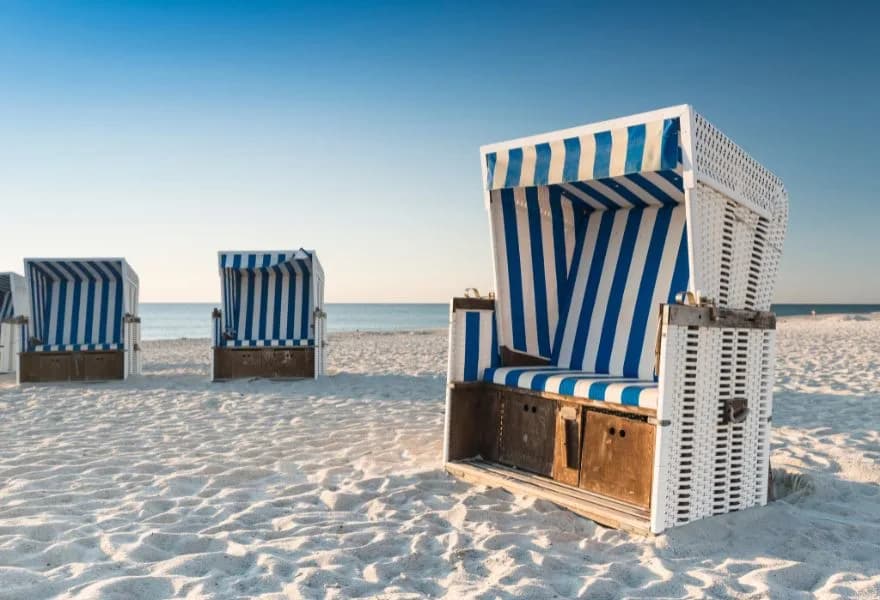Strandkorb am Strand auf Sylt