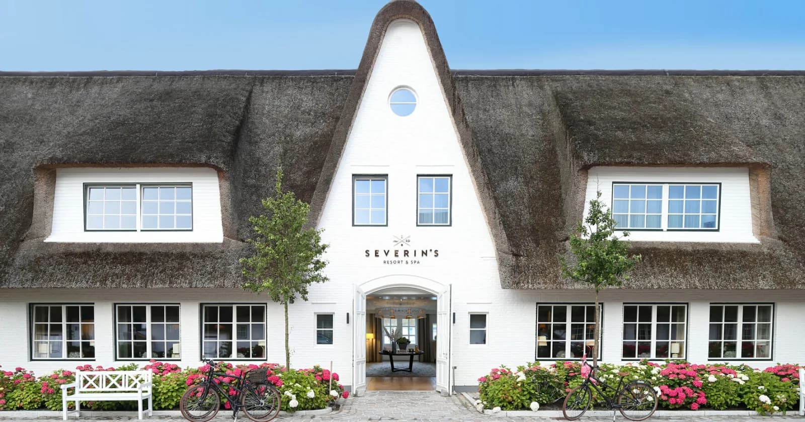 Reetgedeckte Front des Severin's Resort & Spa in Keitum auf Sylt