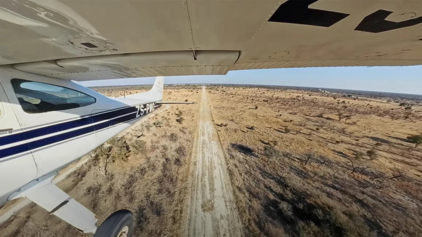 Anflug auf eine Buschpiste in Südafrika aus dem Cockpit einer Cessna