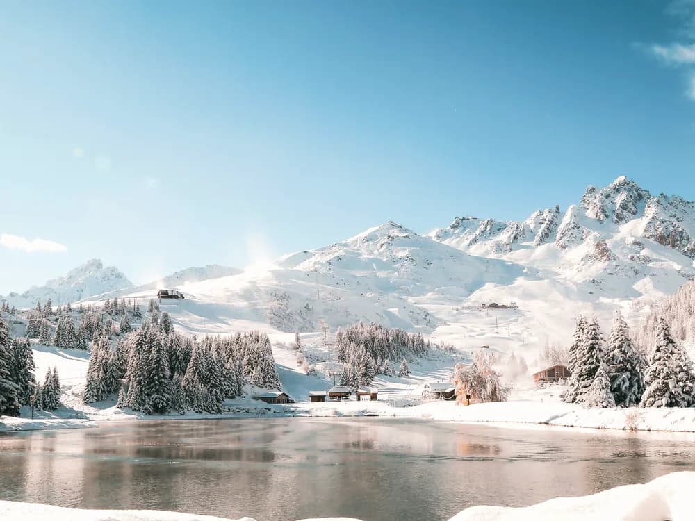 Courchevel Altiport im Winter mit verschneiten Pisten