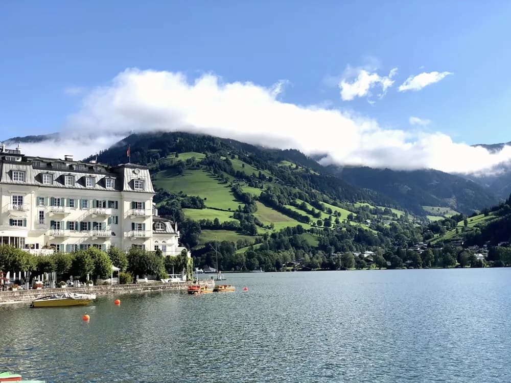Zell am See aus der Luft mit den Hohen Tauern