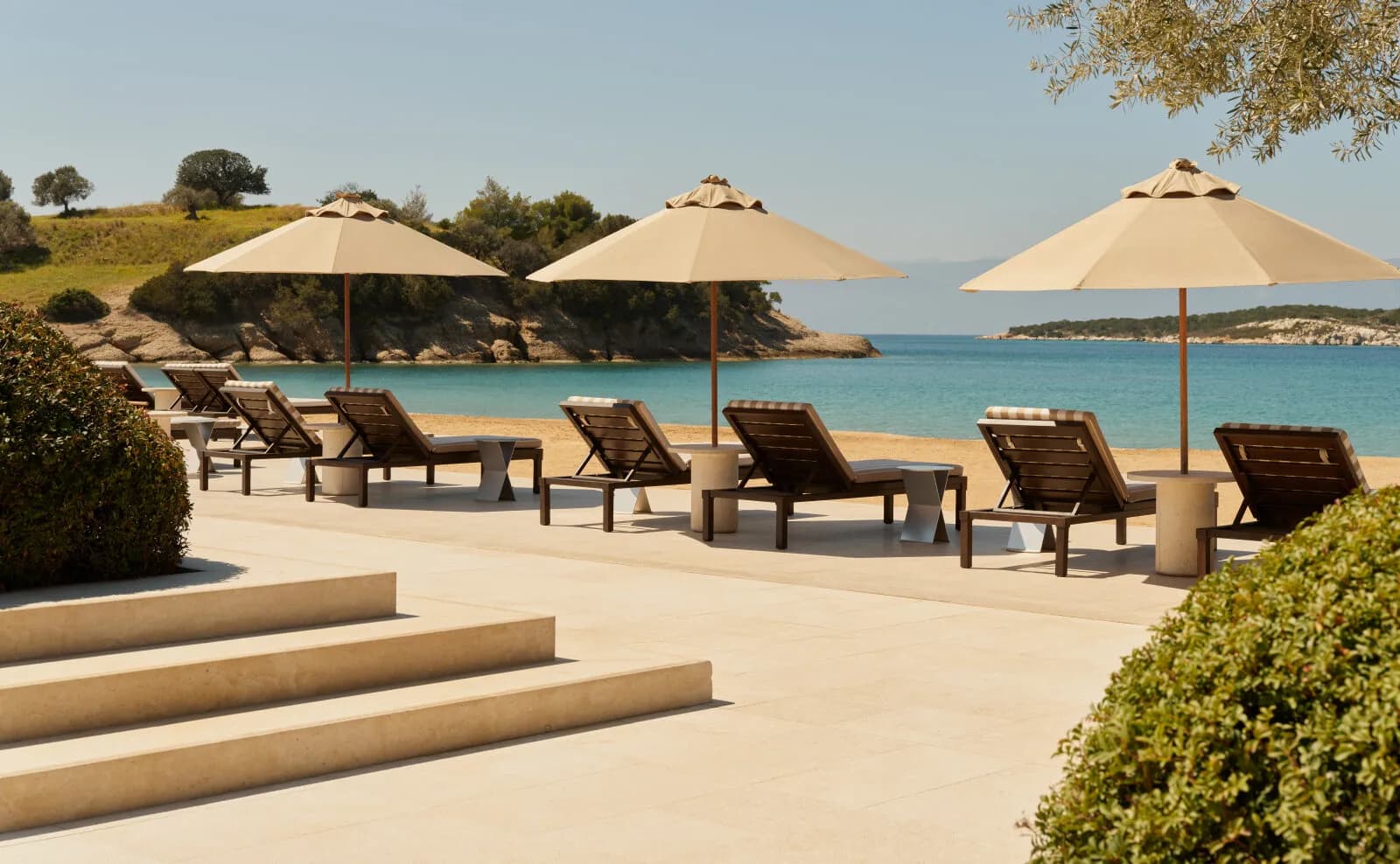 Amanzoe Resort – Beach Club in der Bucht von Korakia