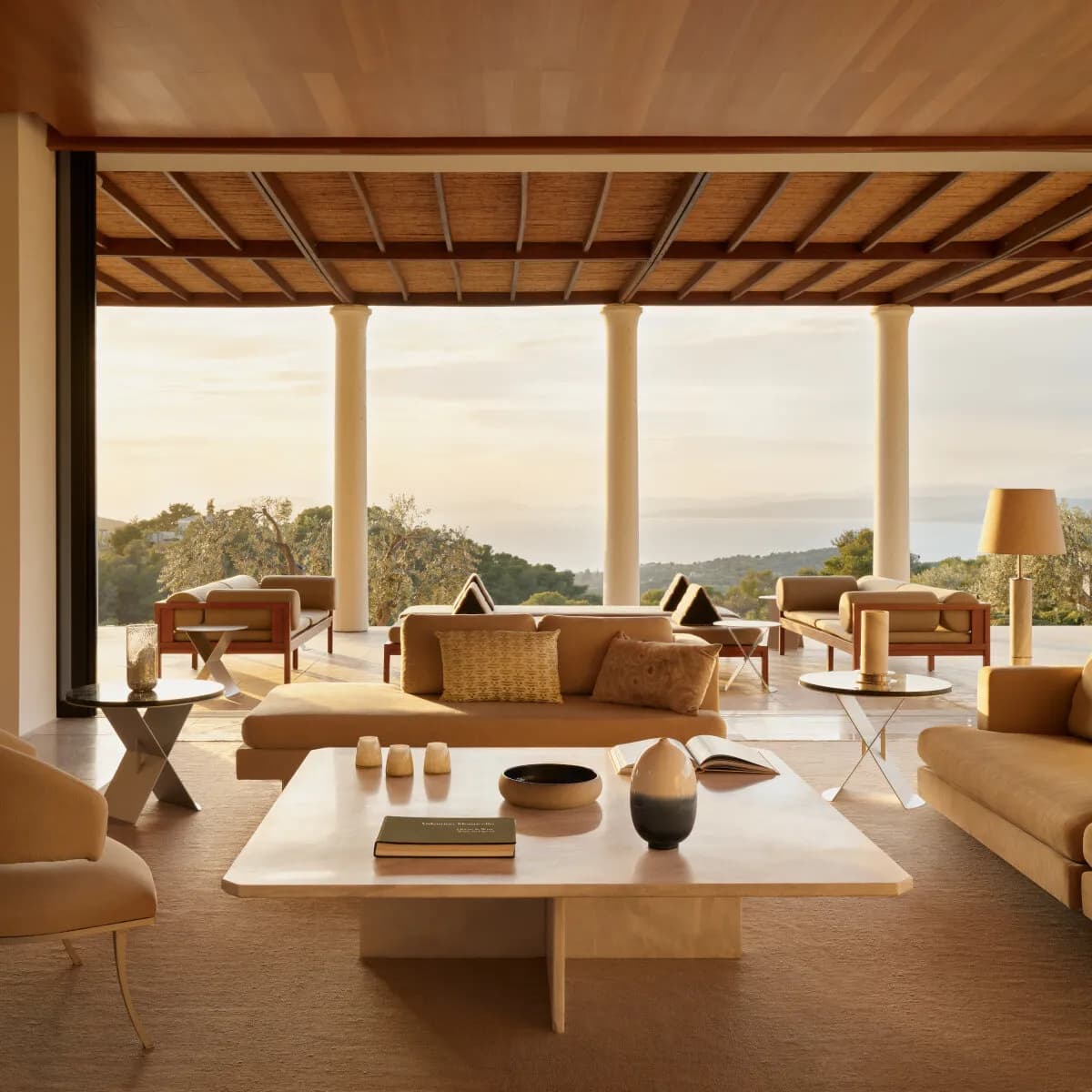 Amanzoe Resort – Lobby im Stil einer modernen Akropolis