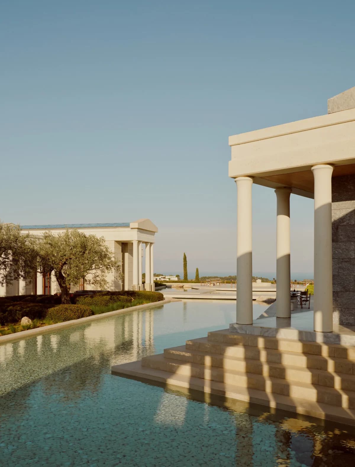 Der Pool des Amanzoe vor der Säulenarchitektur über Porto Heli