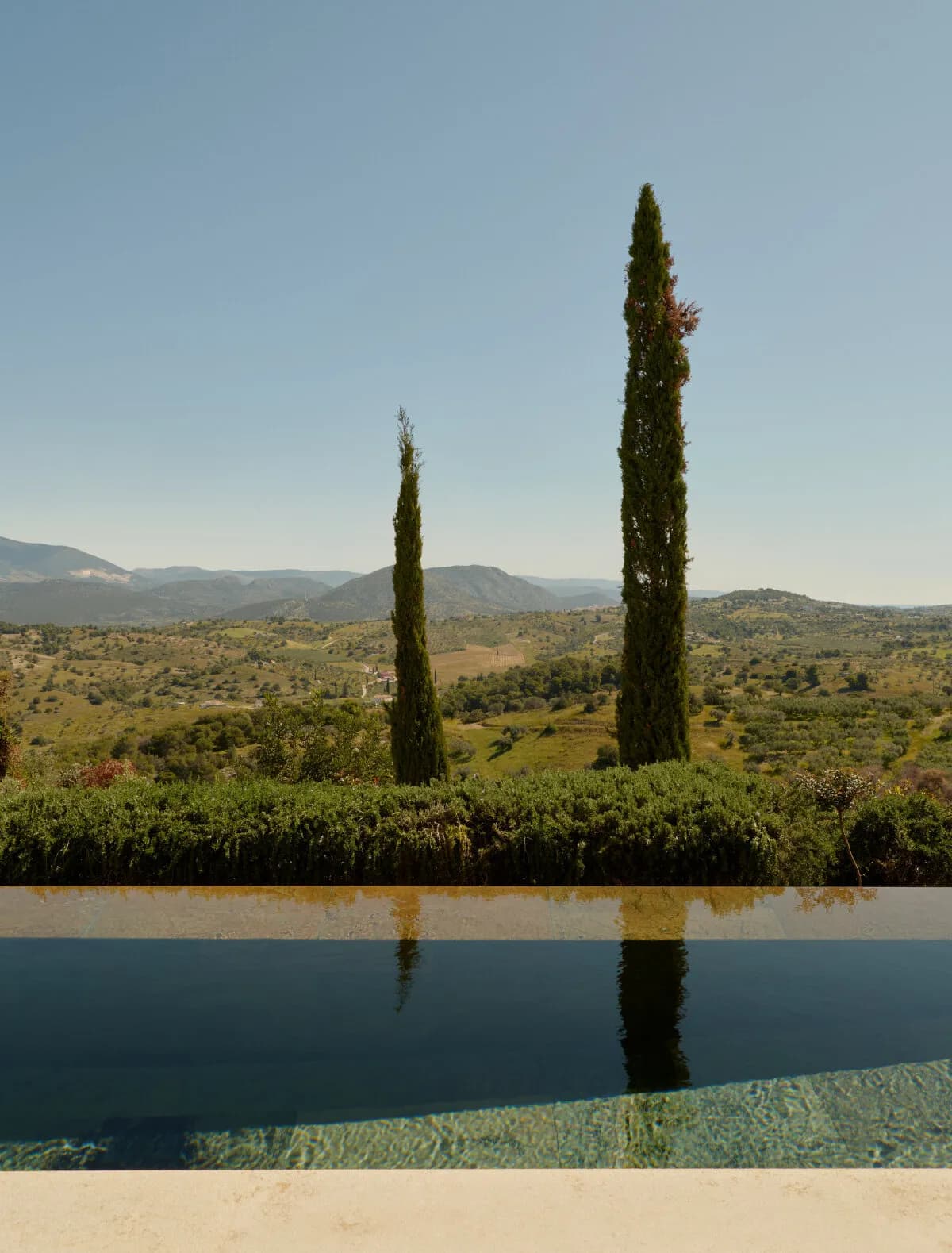 Amanzoe Resort – Pool mit Blick in die Landschaft