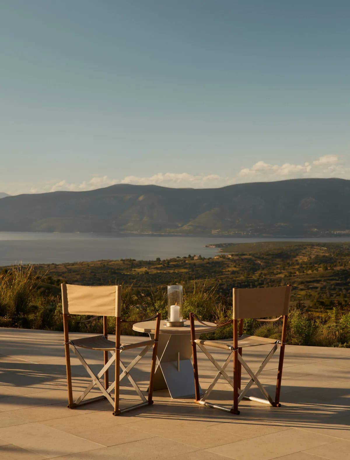 Amanzoe Resort – Terrasse über den Olivenhainen