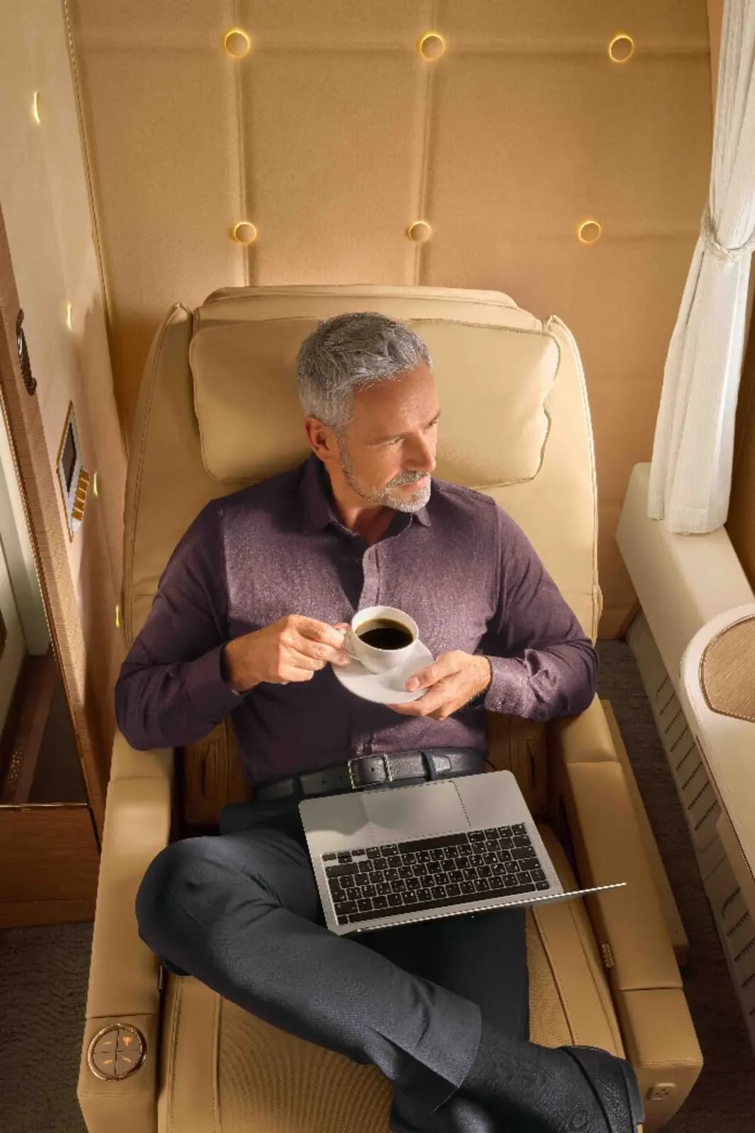 Emirates First Class Suite mit Kaffee und Laptop
