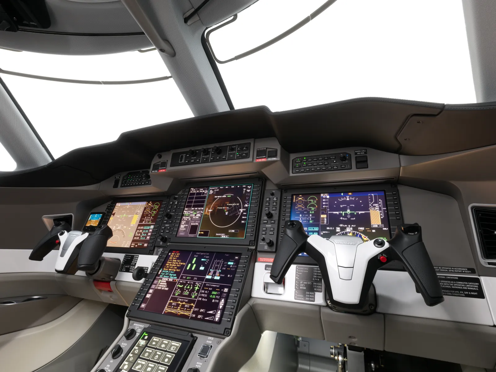 Instrumententafel im Cockpit der Pilatus PC-24