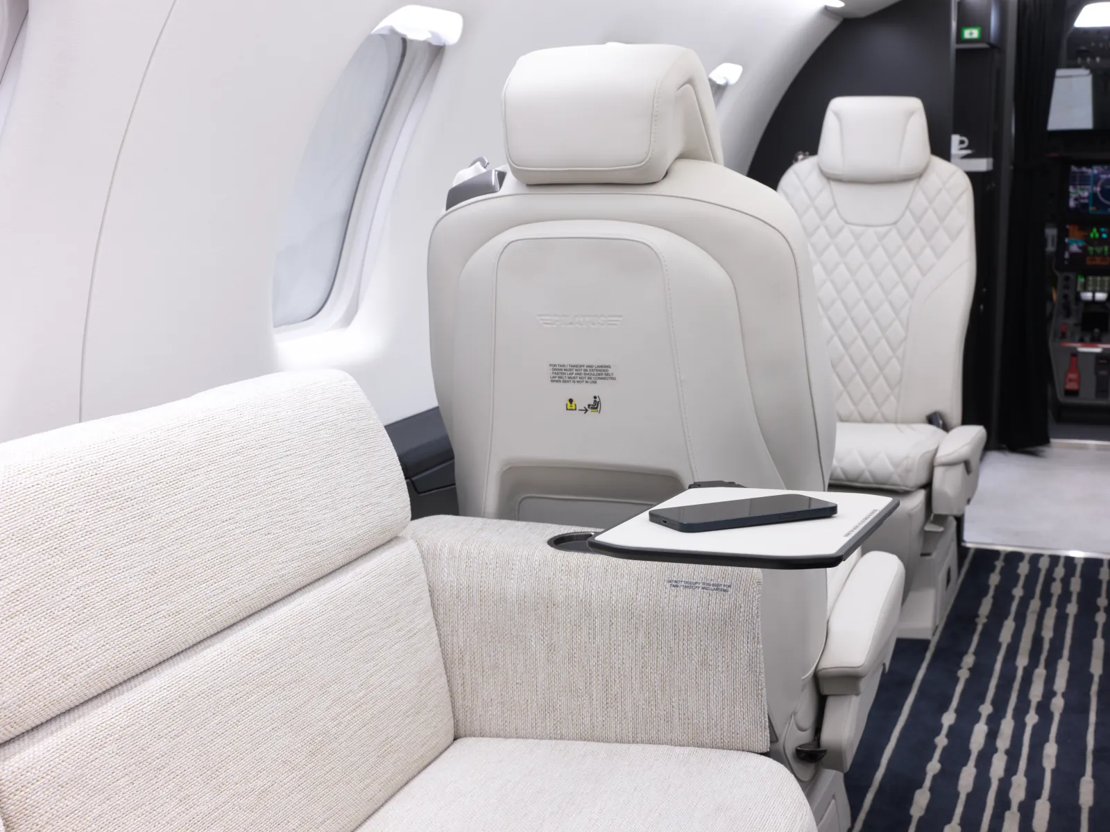Divan und Sitzgruppe in der Kabine der Pilatus PC-24